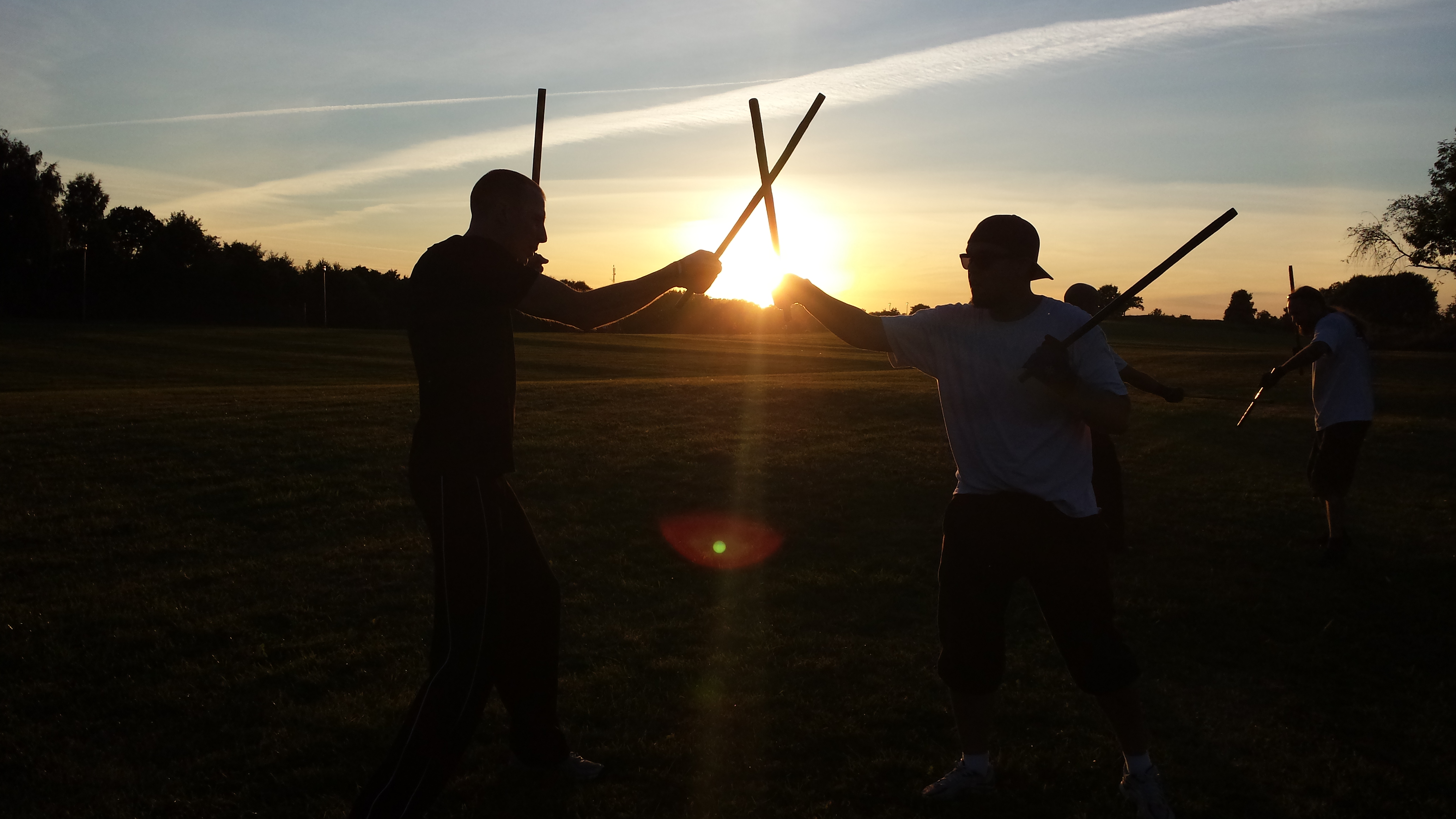 Två utövare tränar eskrima med käppar